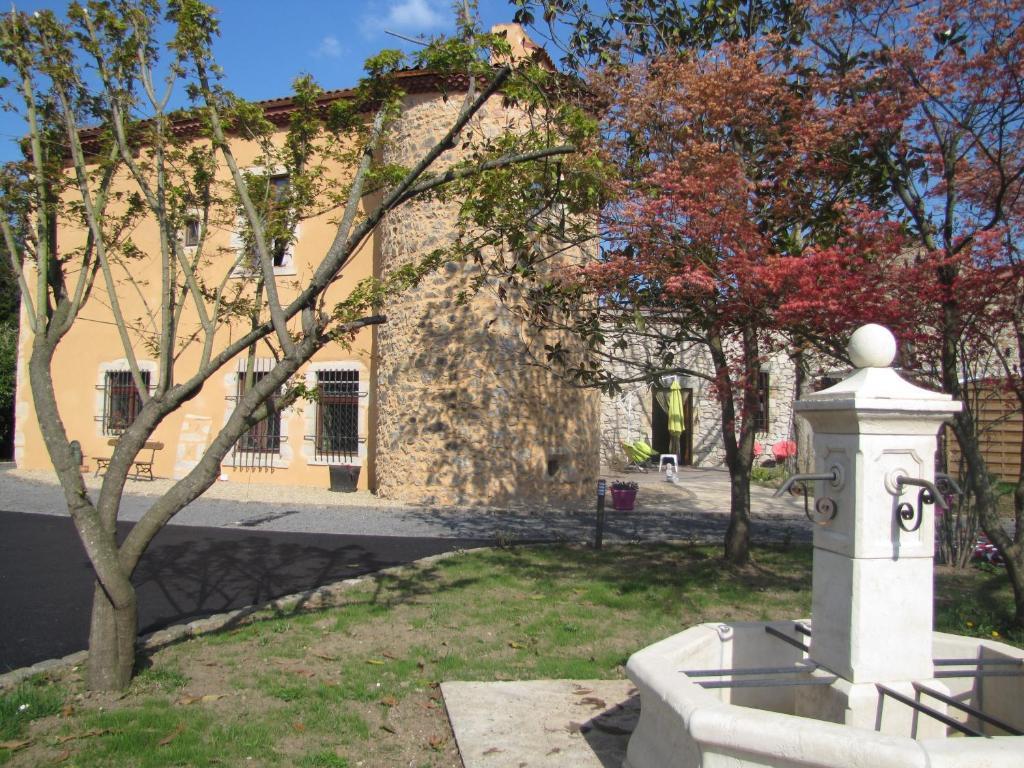 Chateau Des Aiguilles Saint-Rémy-de-Chargnat Zewnętrze zdjęcie